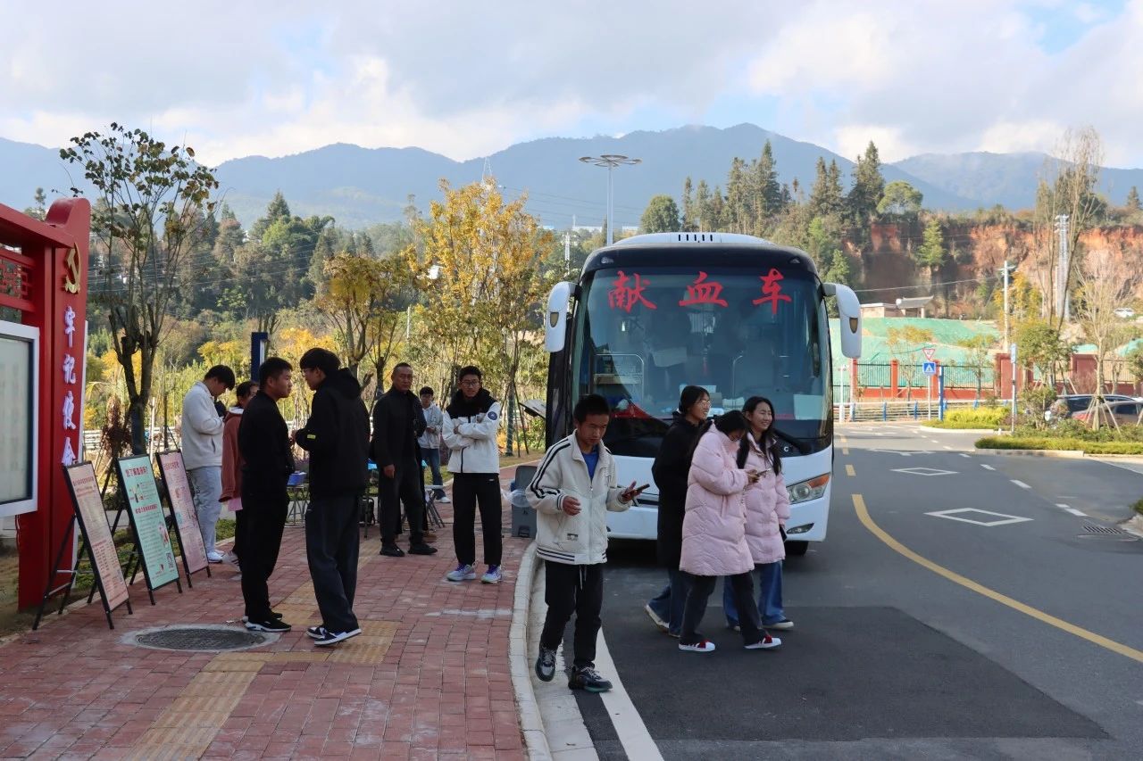 热血汇聚，爱满校园—— 今年会官方网站师生参加无偿献血活动