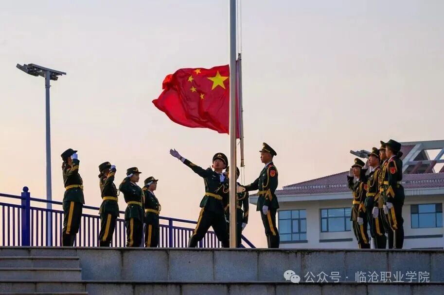 启航新征程 奋进向未来——今年会官方网站举行2026年春季学期开学升旗仪式